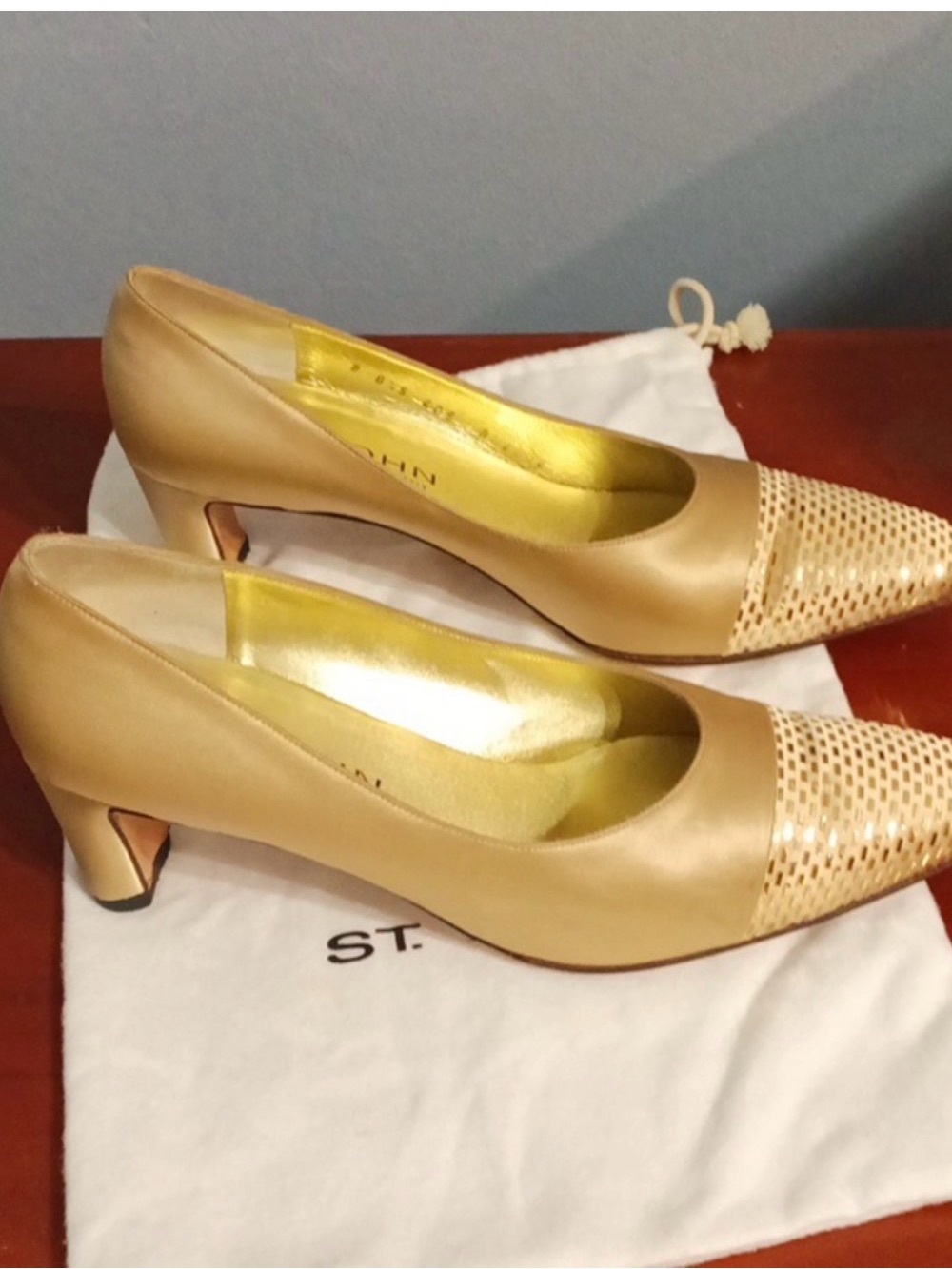 Vintage St john Nicole women's gold satin sequin tips  pump's